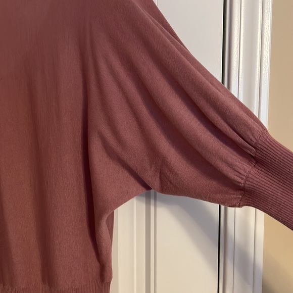 Fairly Long Sleeve Dolman V - Neck Size: 4 - Picture 5 of 9